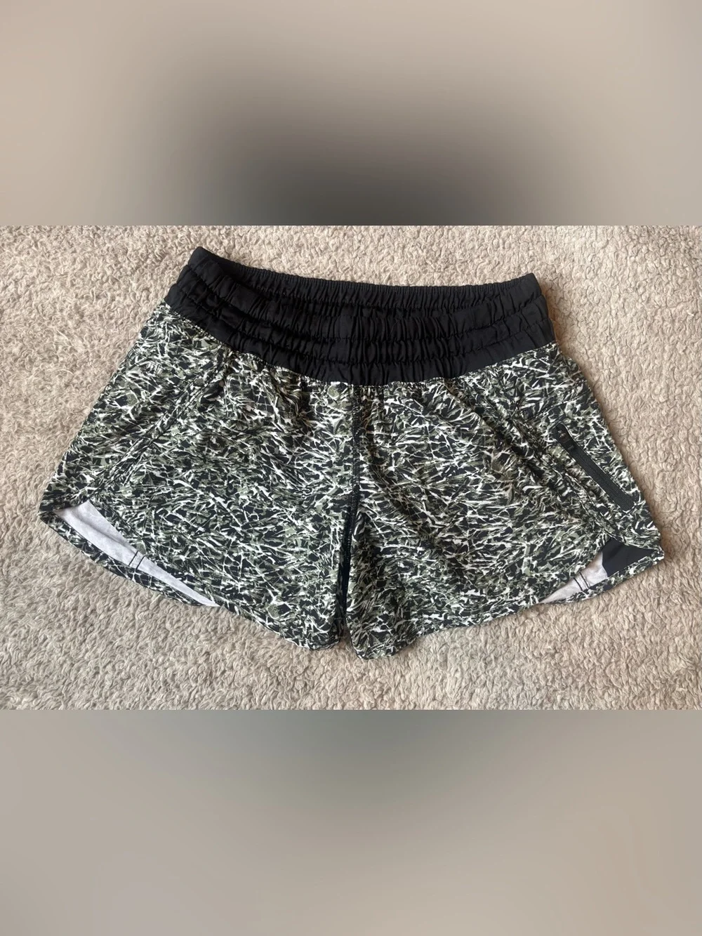 Lululemon Tracker Short IV Mini Ripple Desert Olive Fatigue Green Size 6